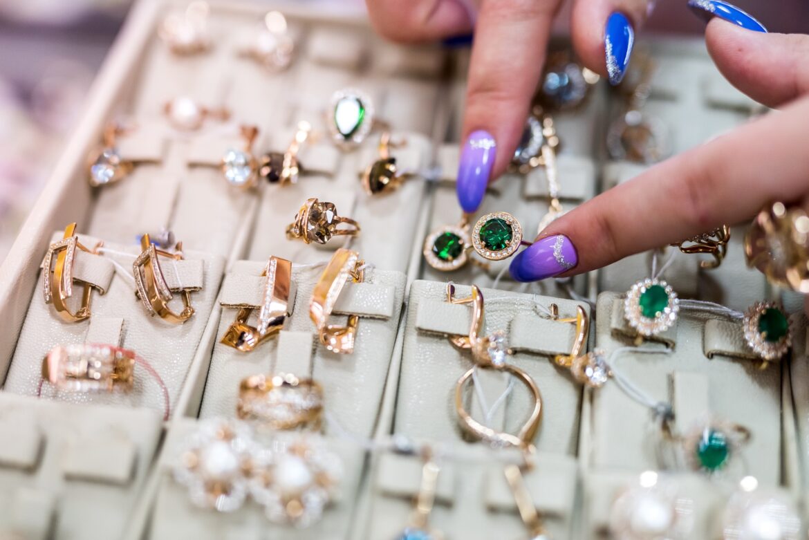 Kolczyki srebrne i ze stali szlachetnej – stylowe dodatki na każdą okazję